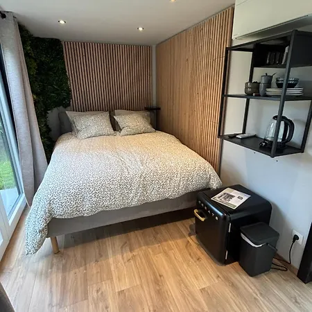 Containers Amenage Au Coeur Des Chants Des Grenouilles Οργανωμένο κάμπινγκ