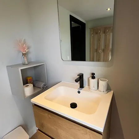 Containers Amenage Au Coeur Des Chants Des Grenouilles Οργανωμένο κάμπινγκ