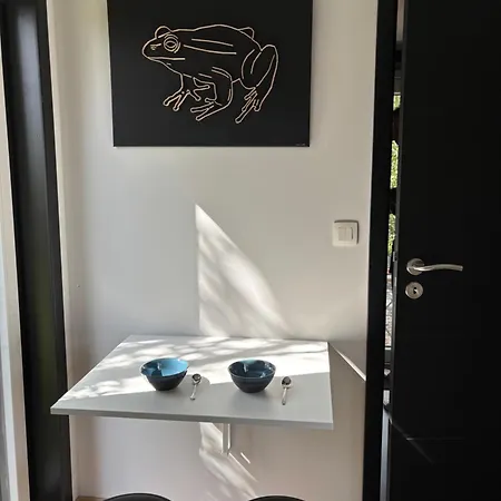 Luxussátor Containers Amenage Au Coeur Des Chants Des Grenouilles *